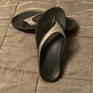 OOFOS Flip Flops Gold 8 NWOT